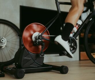 Cómo mejorar la salud cardiovascular pedaleando en casa